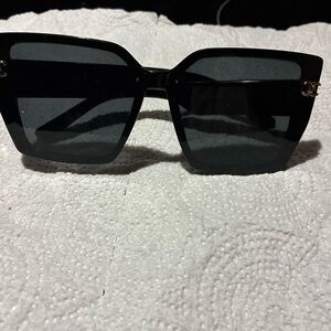 CHANEL Elegant Black Square Sunglasses